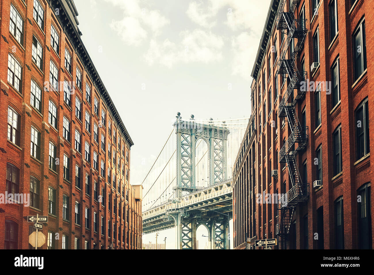 Pont de Manhattan vu de Dumbo, tons rétro photo, New York City, USA. Banque D'Images