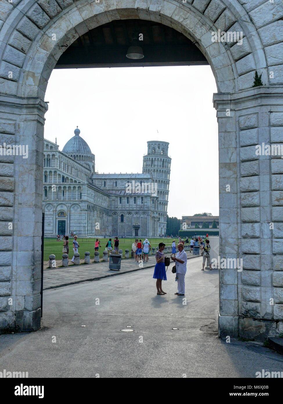 Pise, Italie, le 2 août 2014 : Vue de la Place des Miracles à travers la porte d'entrée, la cathédrale et la Tour Penchée de Pise Banque D'Images