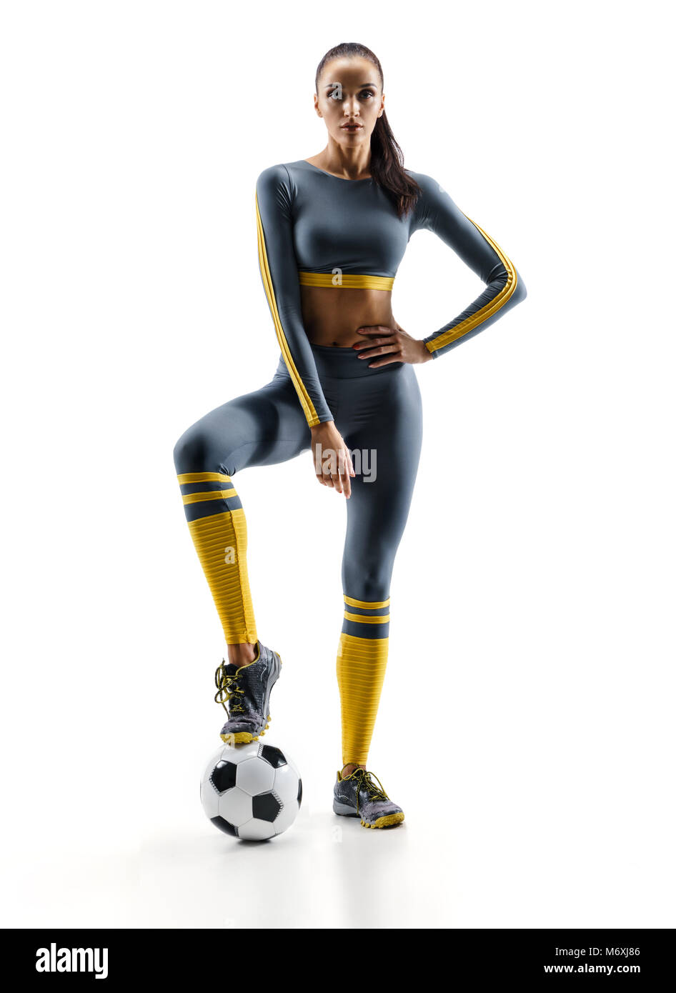 Prêt à jouer. Joueur de football femme debout en silhouette isolé sur fond blanc. Sport et mode de vie sain Banque D'Images