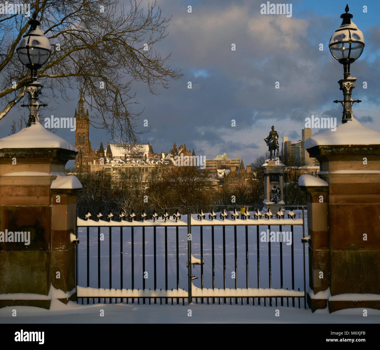 Portes à parc Kelvingrove couvert de neige après blizzard en mars 2018 Banque D'Images