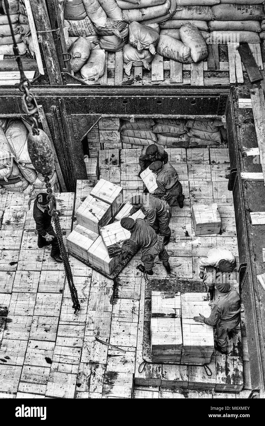 Grève des dockers de Londres 12000 STATION D'ARRÊT DE TRAVAIL AVRIL 1947 hommes envoyés en service pour décharger les marchandises périssables Banque D'Images