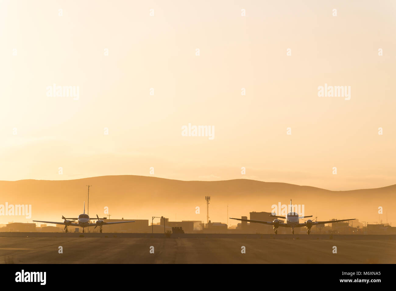 Beau matin le lever du soleil sur le tarmac de l'aéroport de Uyuni, meilleur de la photographie aérienne Banque D'Images