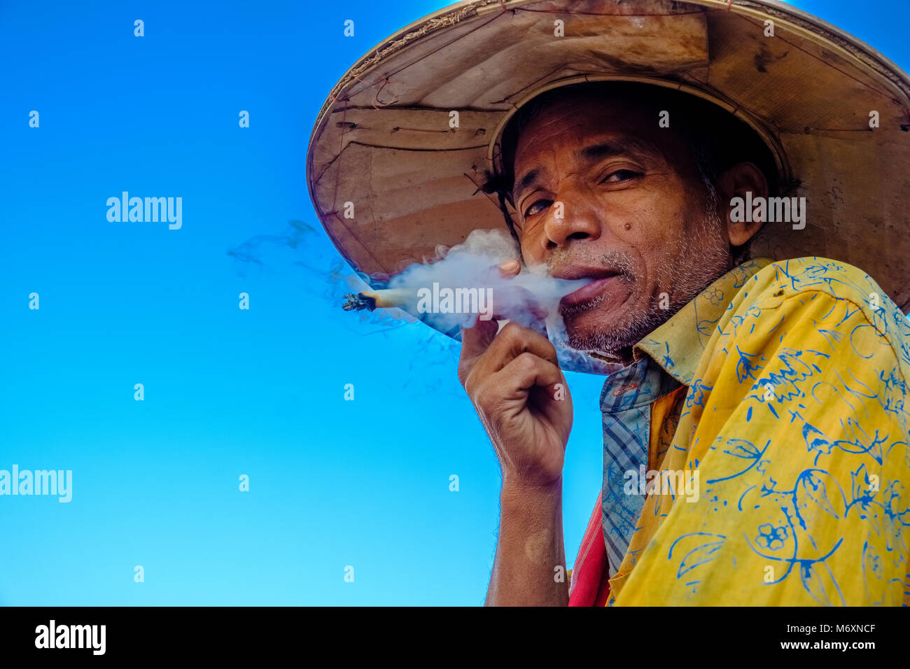 Portrait d'un vélo rikscha pilote, fumer un cigare, un Cheerot Banque D'Images