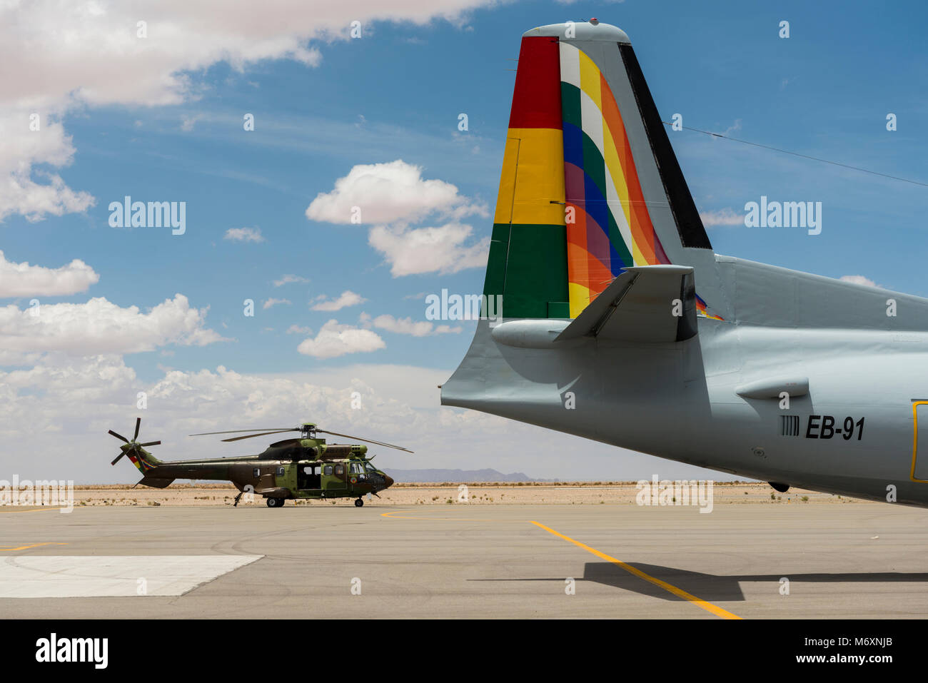 Avec le plan d'hélicoptère dans l'avant-plan à l'aire de l'aéroport à Uyuni Banque D'Images