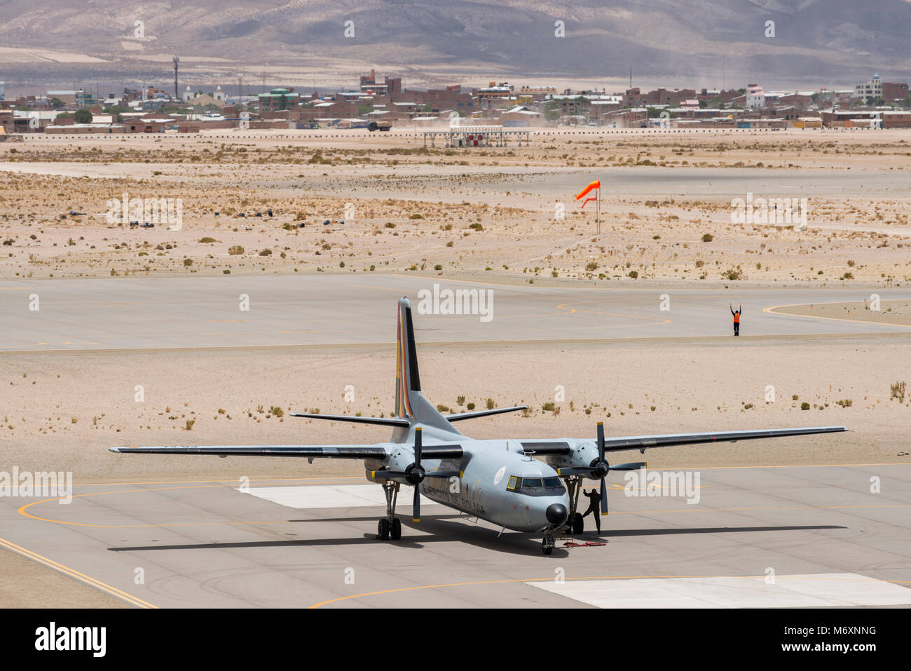 Fokker F27-200 l'amitié avec l'inscription EB-91 à l'aéroport de Uyuni tablier avec la ville d'Uyuni dans l'arrière-plan Banque D'Images