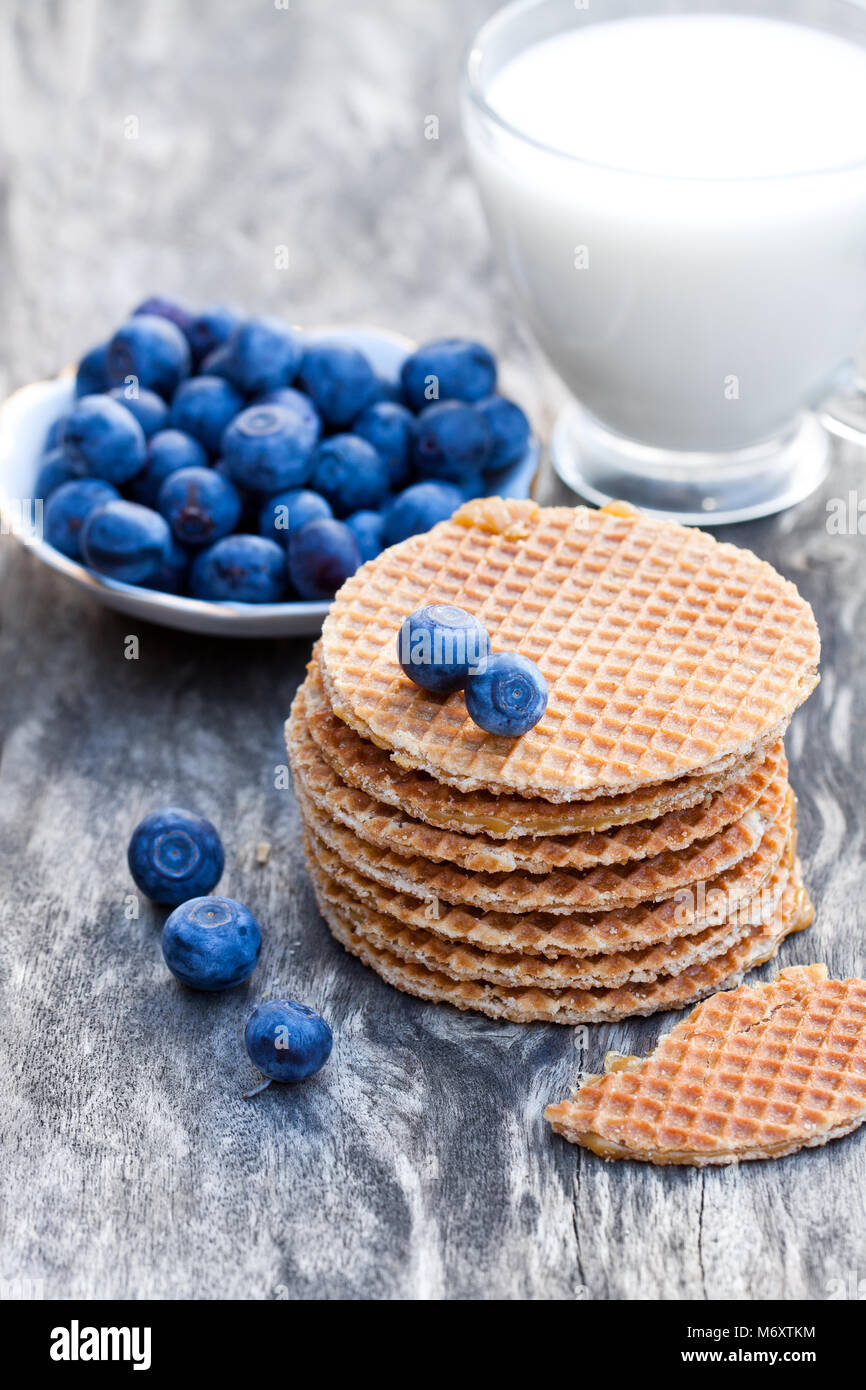 Pile de gaufres caramel néerlandais avec blueberry et tasse de lait Banque D'Images