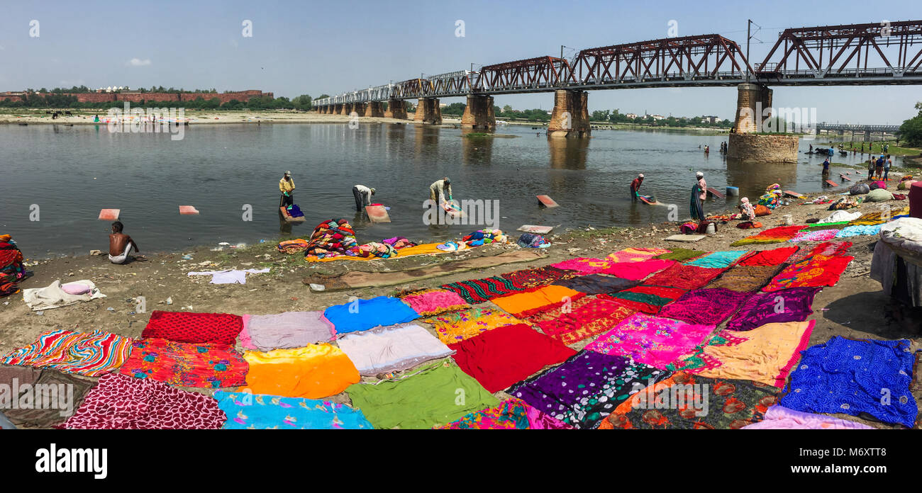 Agra, Inde - Jul 13, 2015. Laver les vêtements colorés sur la rivière Yamuna à Agra, de l'Inde. Banque D'Images