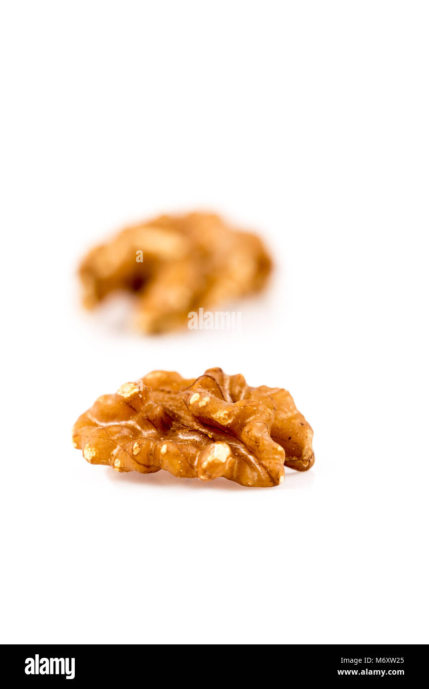 Les noix brutes brown isolé sur fond blanc Banque D'Images