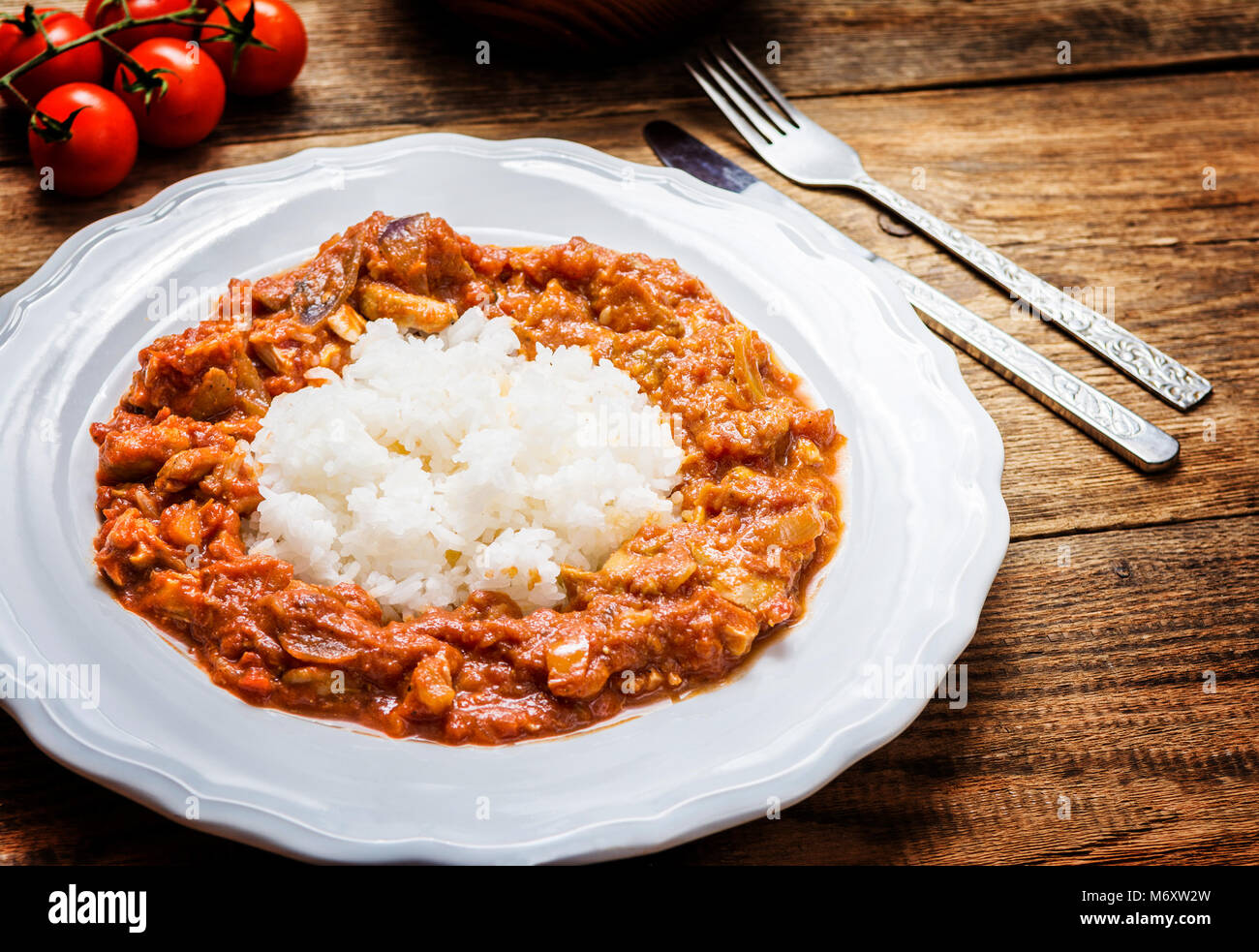 La cuisine indienne traditionnelle. Tikka masala épicé avec du riz sur la table en bois Banque D'Images