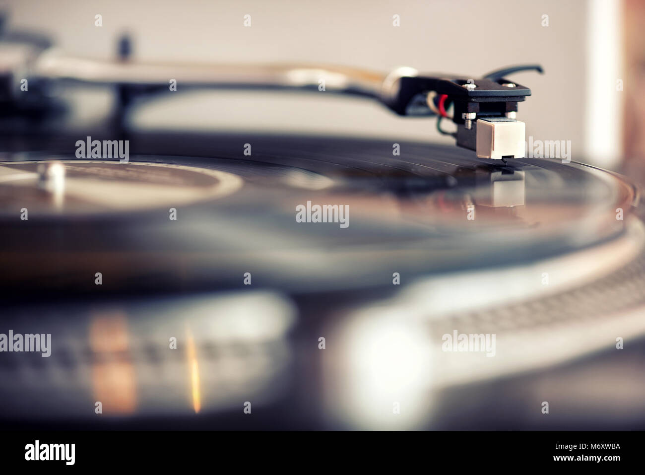 Portrait d'une aiguille sur un disque vinyle rétro à jouer de la musique à l'intérieur à des fins de divertissement personnel Banque D'Images