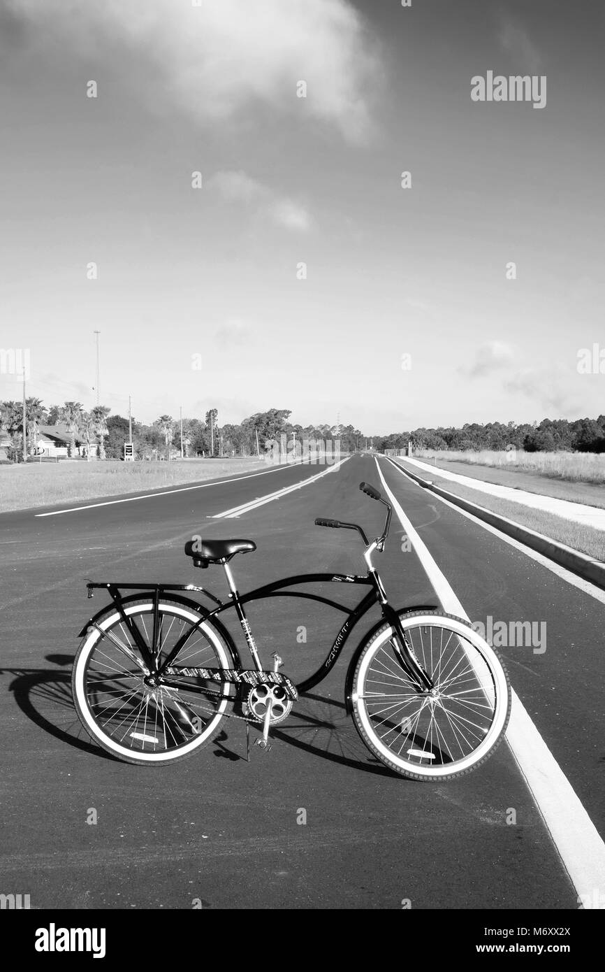 Avril 2016 - Classic American style vélo sur une nouvelle autoroute déserte et vide près de Davenport en Floride, USA Banque D'Images