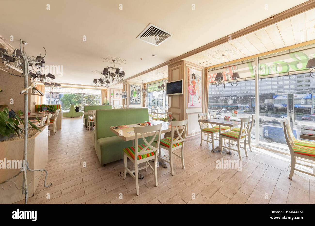 Moscou - Juillet 2014 : Intérieur est un élégant restaurant de la chaîne d'une cuisine Italienne et Japonaise 'NIOKKI'. Salon Italien avec fenêtres panoramiques Banque D'Images