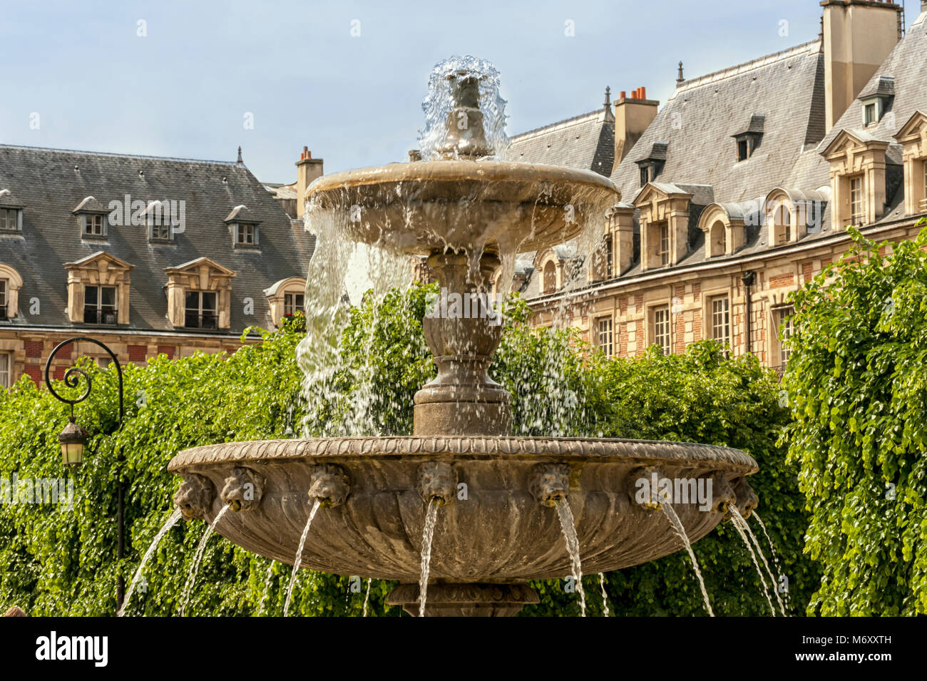 PARIS, FRANCE - 06 MAI 2011 : Fontaine ornée de la place des Vosges Banque D'Images