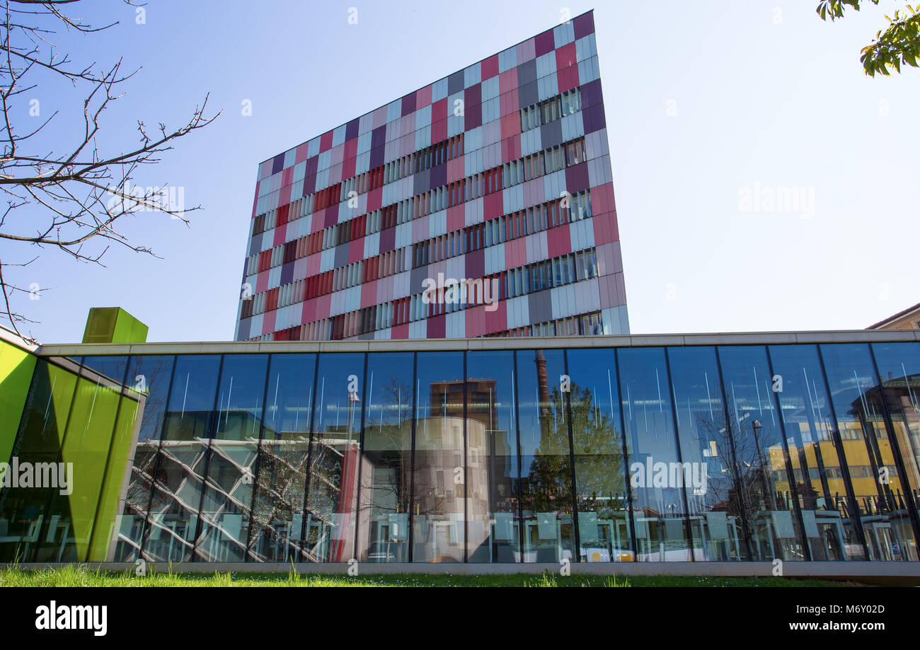 MILAN, ITALIE, LE 28 MARS 2017 - Extérieur de couleur un immeuble de bureaux modernes à Milan, Italie Banque D'Images