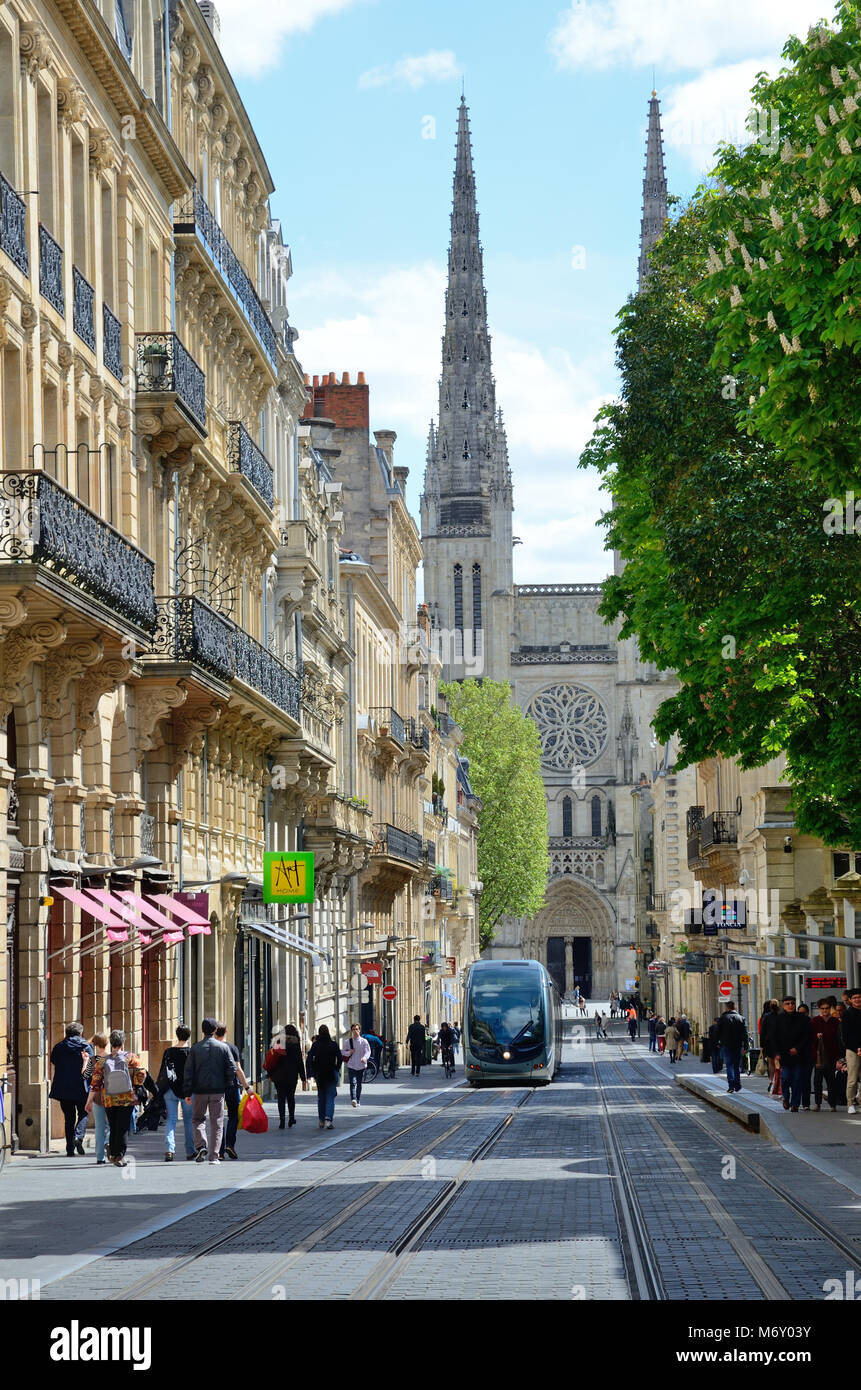 Rue moderne dans l'antique ville Bordeaux Banque D'Images