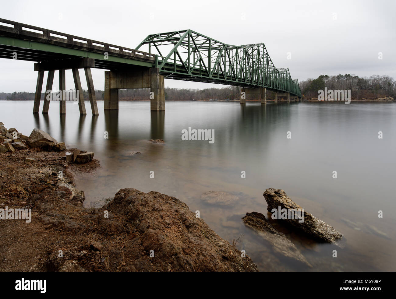 Browns Bridge a été construit en 1955 sur la rivière Chattahoochee sur le Lac Lanier. Il a remplacé un pont d'eau qui a été couverte par le lac. Lac Sidney Lanier a été créé entre 1950 à 1957 et est formée principalement par les eaux de la Chattahoochee et Chestatee Rivières. Le lac couvre 38.000 hectares et possède plus de 690 kilomètres de rivage. Le lac est nommé d'après le poète Sidney Lanier. Banque D'Images