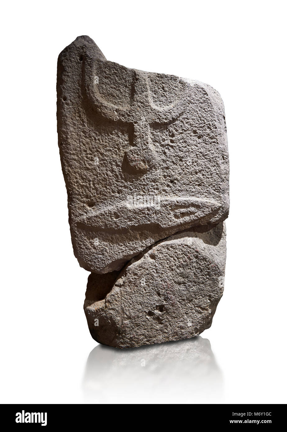 Fragment d'un centre européen de la fin de la préhistoire néolithique Menhir standing stone de sculptures sur son côté face. La représentation d'un stylalised mal Banque D'Images
