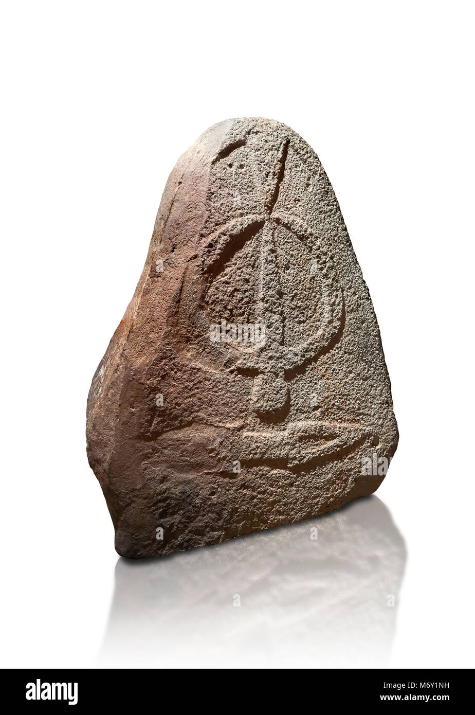 La fin de l'époque néolithique Menhir préhistorique standing stone de sculptures sur son côté face. La représentation d'un stylalised figure masculine commence à la Banque D'Images