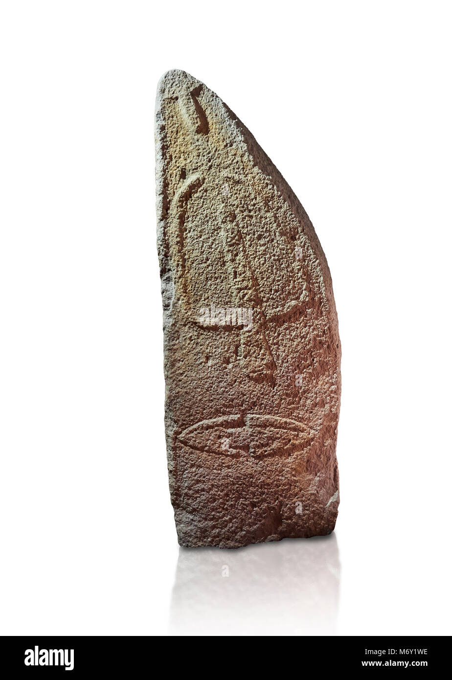 La fin de l'époque néolithique Menhir préhistorique standing stone de sculptures sur son côté face. La représentation d'un stylalised figure masculine commence à la Banque D'Images