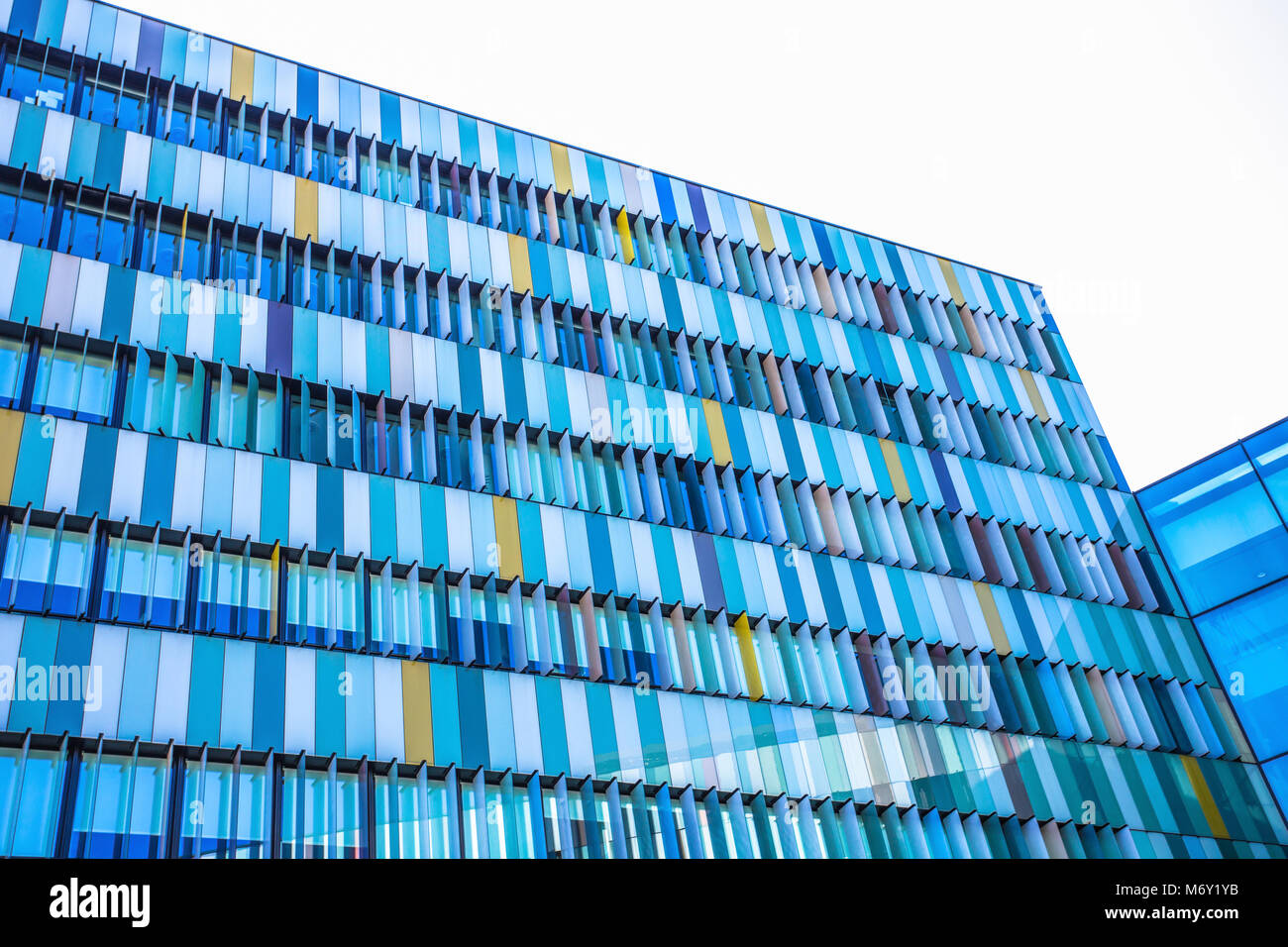 MILAN, ITALIE - 8 août 2016 : extérieur moderne d'un bâtiment de bureaux à Milan, Italie Banque D'Images