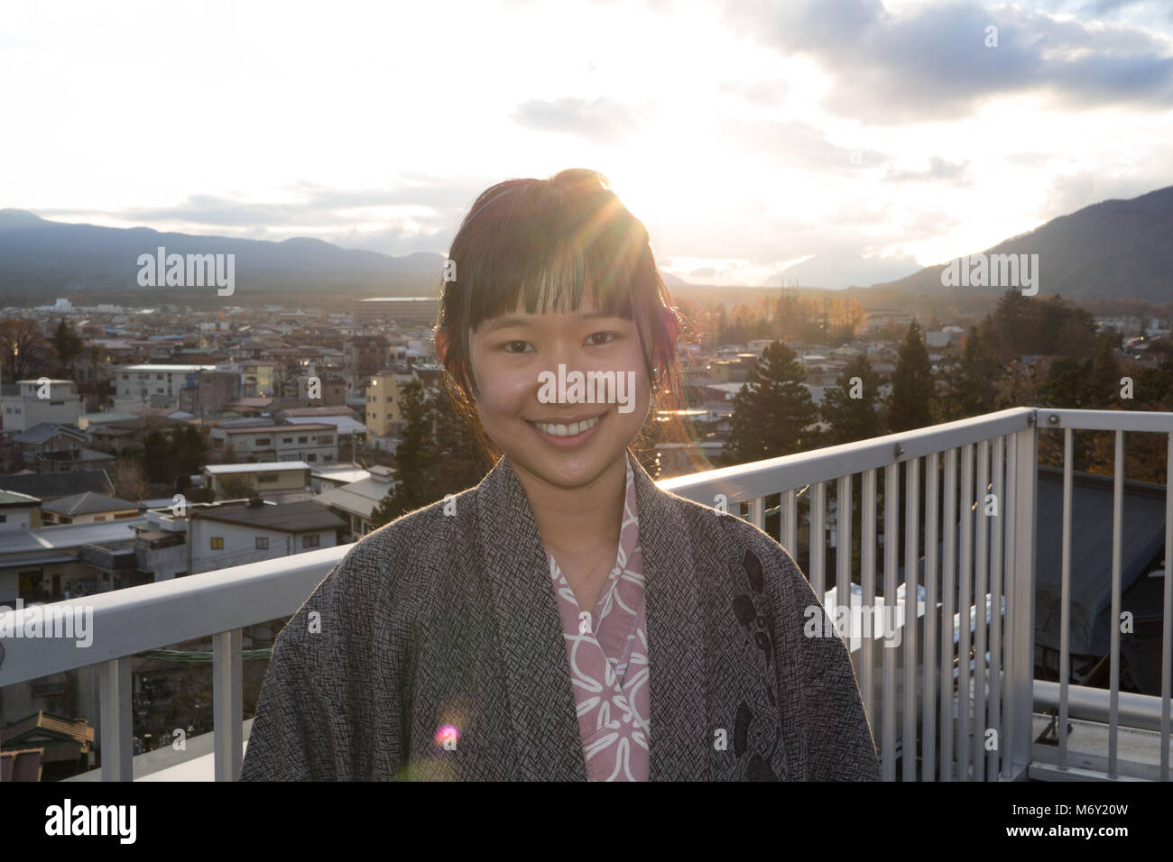 Belle fille dans un yukata avec la vue du Mont Fuji au coucher du soleil Banque D'Images
