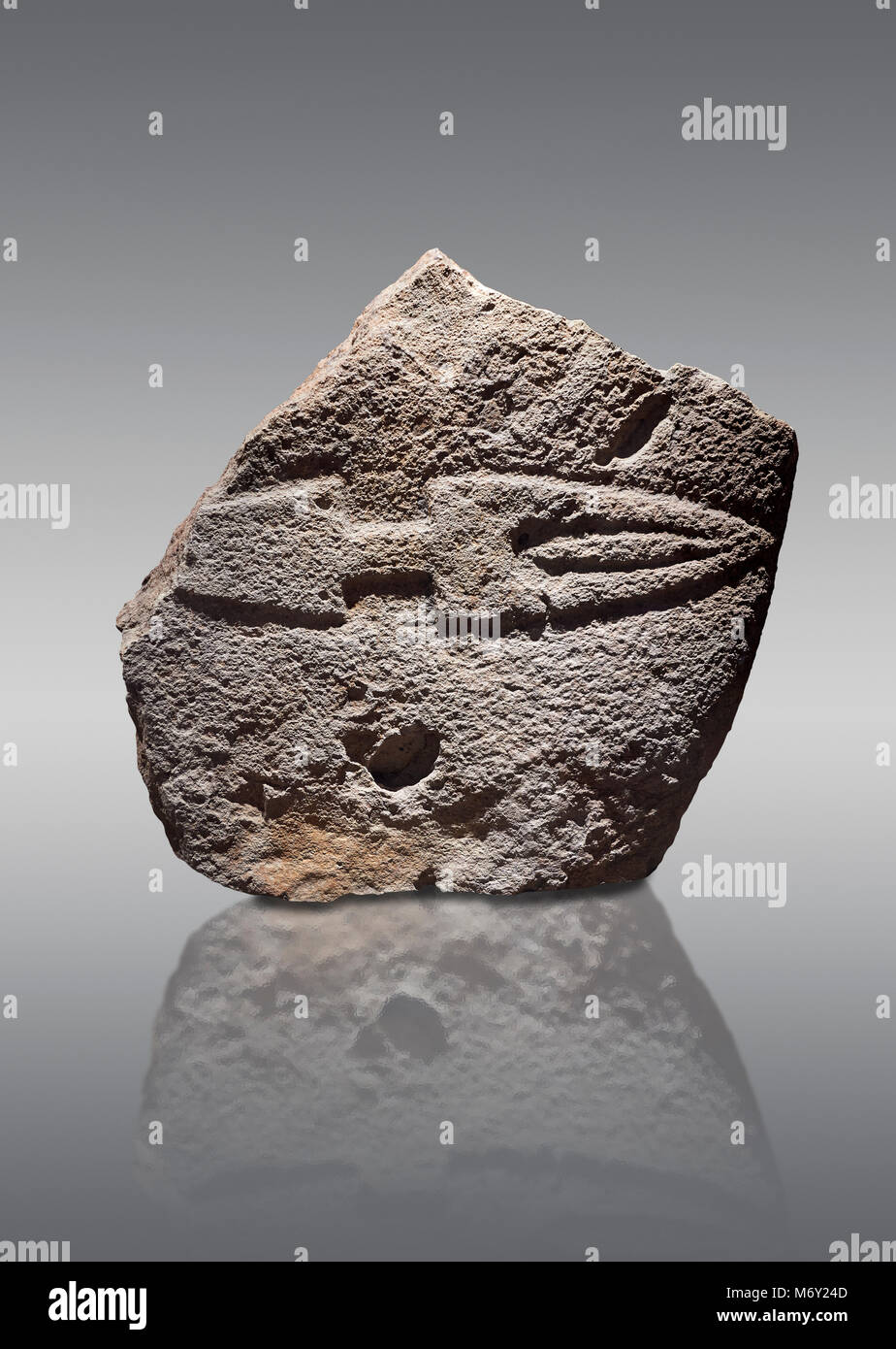 Un Fragmant de la fin de l'époque néolithique Menhir préhistorique standing stone avec sculpture d'un couteau sur son côté face. Excavation de Palas de Nuraxi II, Banque D'Images