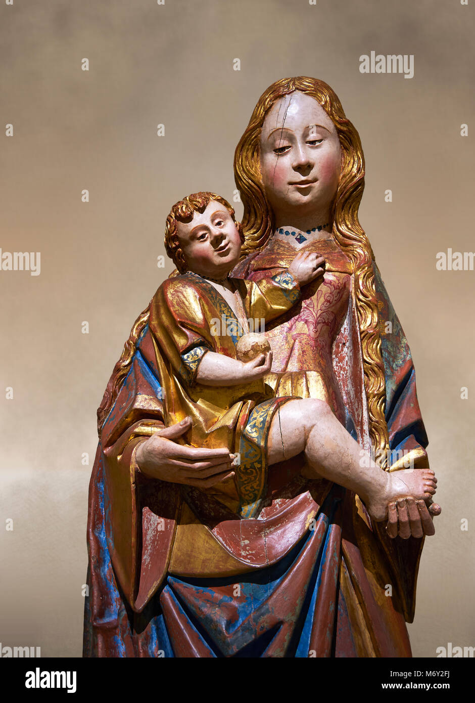 Statue gothique de la Vierge Marie (Vierge) de maintien de l'enfant Jésus. La feuille d'or et polychrome sur bois par le Cercle de Gil de Siloé vers 1500, probabl Banque D'Images