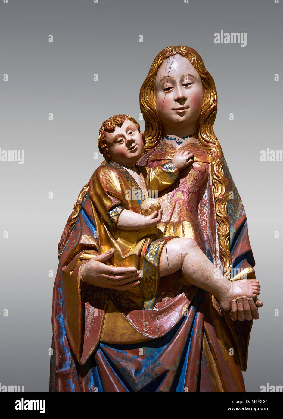 Statue gothique de la Vierge Marie (Vierge) de maintien de l'enfant Jésus. La feuille d'or et polychrome sur bois par le Cercle de Gil de Siloé vers 1500, probabl Banque D'Images