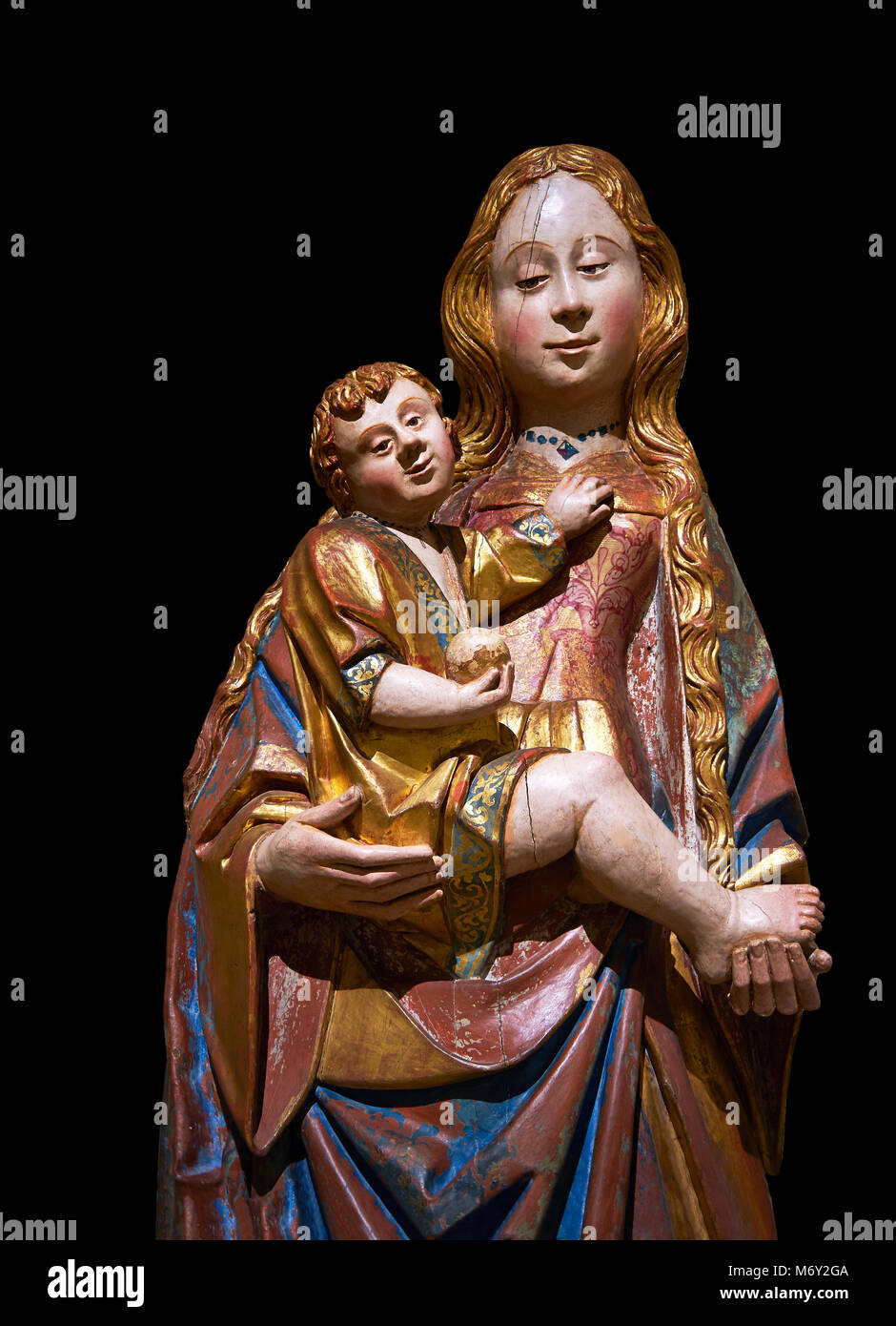 Statue gothique de la Vierge Marie (Vierge) de maintien de l'enfant Jésus. La feuille d'or et polychrome sur bois par le Cercle de Gil de Siloé vers 1500, probabl Banque D'Images