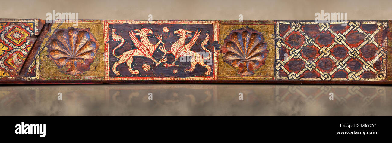 Panneaux décoratifs faisceau peint gothique avec un syalise et griffons sculptés arbres, Tempera sur bois. Musée national d'Art Catalan (MNAC), Barcelone, Spai Banque D'Images