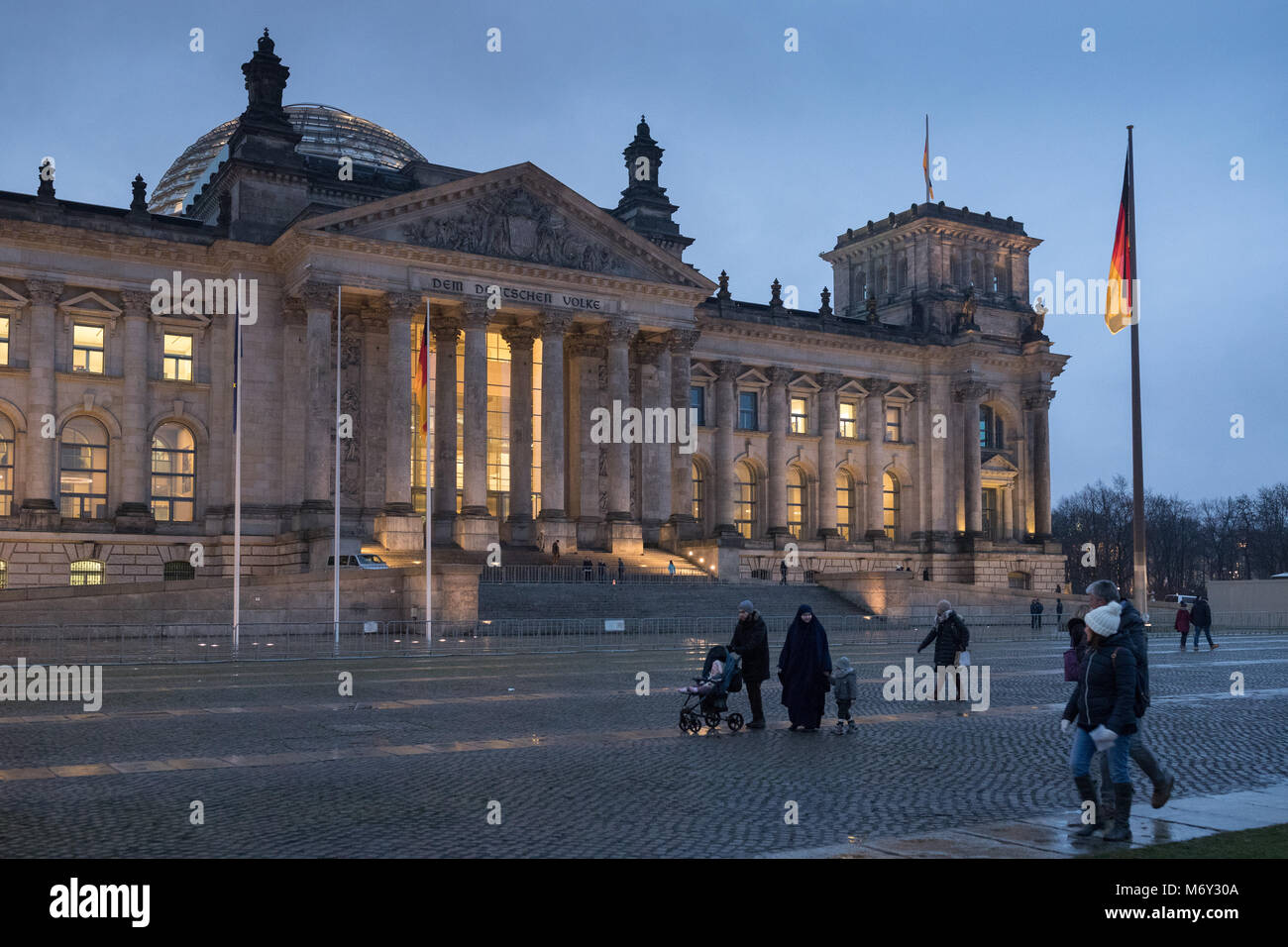 Le Reichstag au crépuscule, Mitte, Berlin, Allemagne Banque D'Images