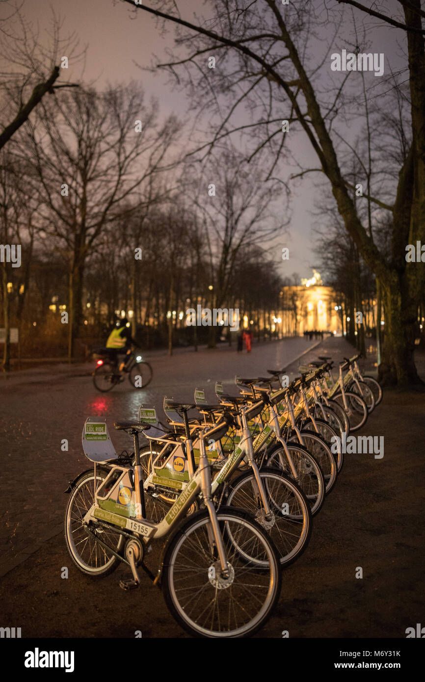 Des vélos dans le Tiergarten de nuit, Berlin, Allemagne Banque D'Images