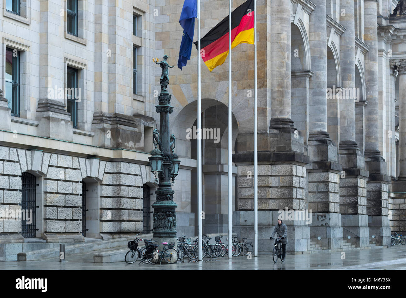 GDR & drapeaux de l'UE au Reichstag, Berlin, Allemagne Banque D'Images
