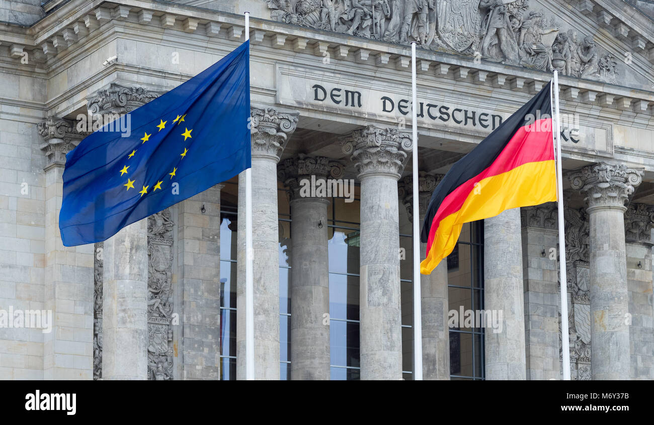 Les drapeaux de l'UE & GDR battant au Reichstag, Mitte, Berlin, Allemagne Banque D'Images