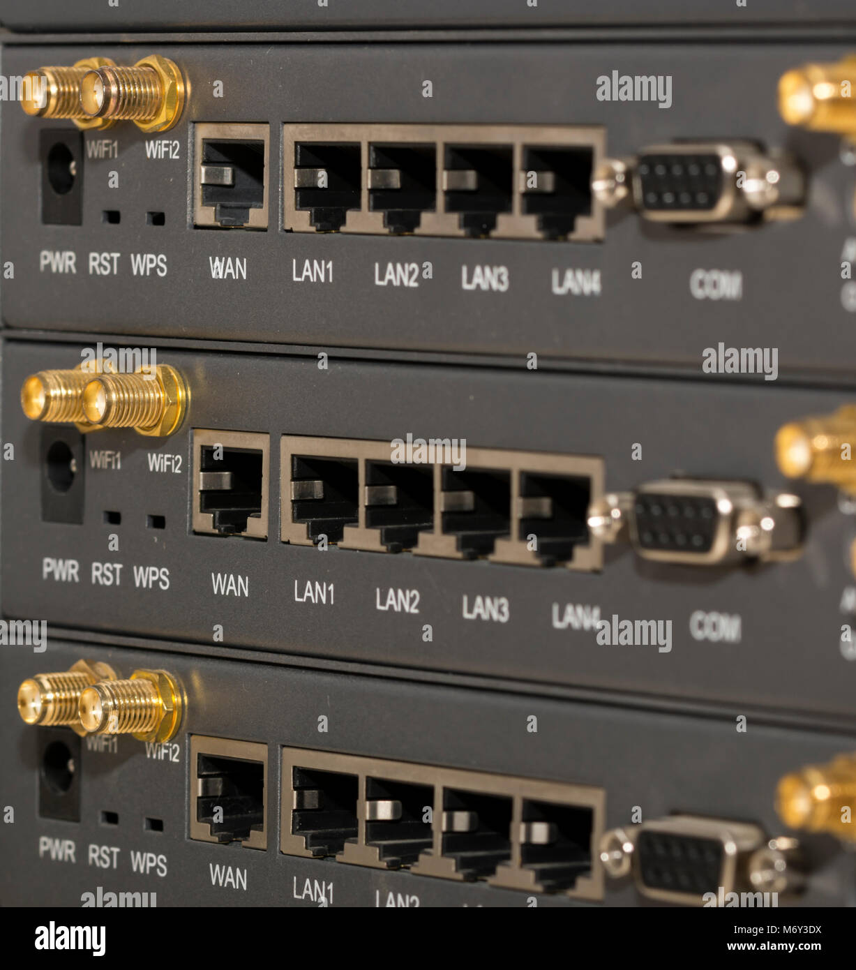 Dispositifs de réseau WAN, LAN, com. Close-up périphériques réseau routeur,  commutateur, connecteurs Photo Stock - Alamy