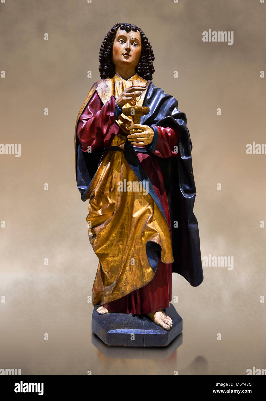Statue en bois gothique de Sant Joan Evangelista (Jean l'Évangéliste) de Gremany, vers 1500, tempera sur bois et feuille d'or. Musée national de Catal Banque D'Images