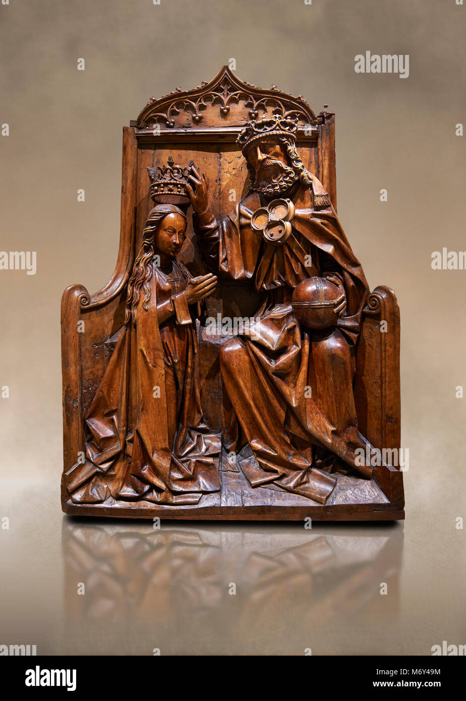 Relief en bois gothique de l'crwoning de de la Vierge Marie dans l'sgchiool l'Europe centrale, de style fin de 15e siècle. Musée national de Ca Banque D'Images