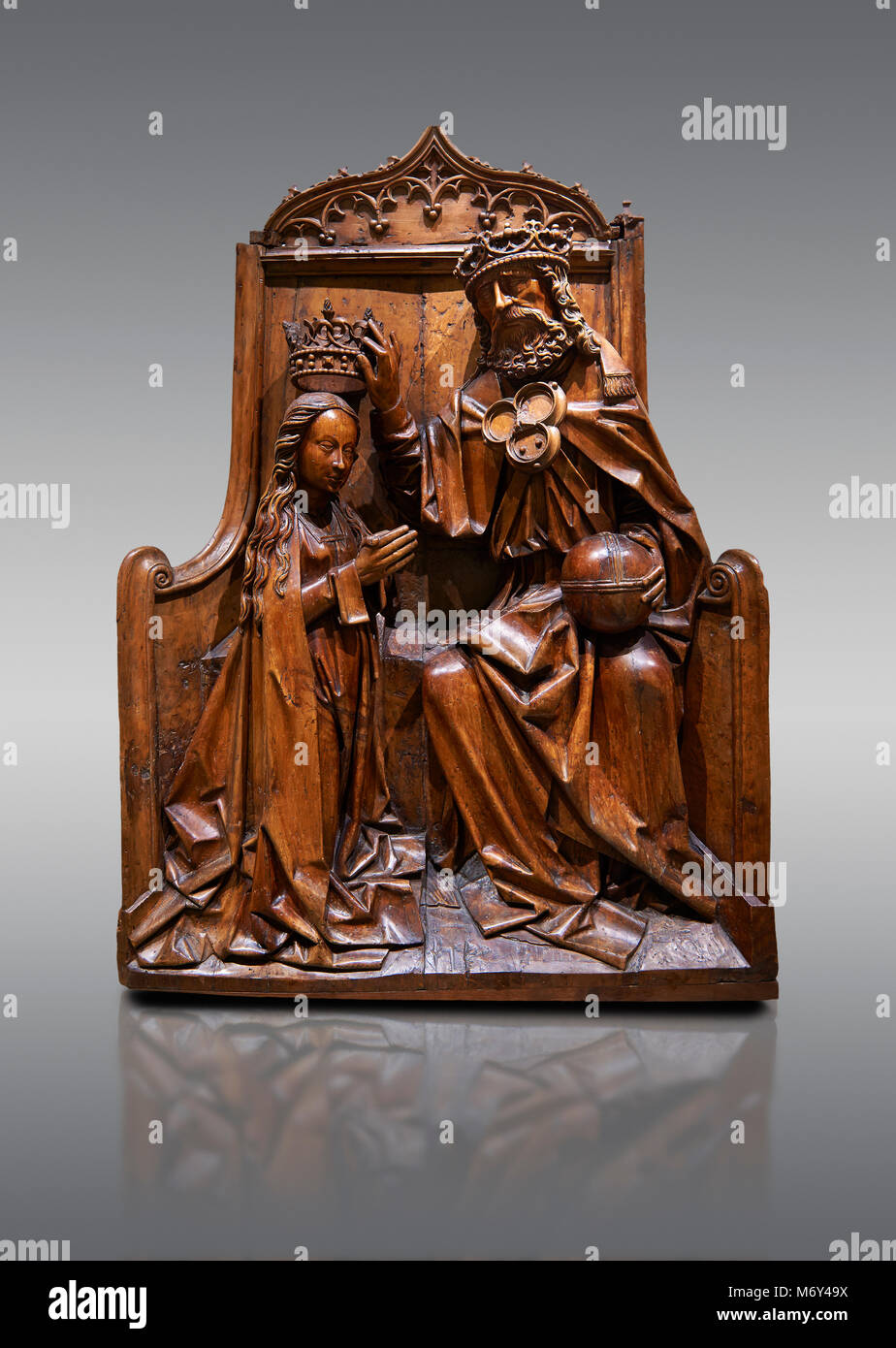 Bois de la sculpture gothique de secours le couronnement de de la Vierge Marie dans le sgchiool l'Europe centrale, de style fin du 15ème siècle. Musée national de Ca Banque D'Images