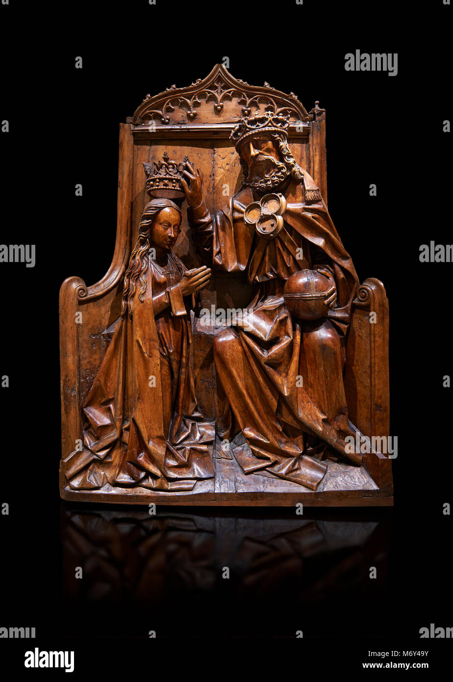 Relief en bois gothique de l'crwoning de de la Vierge Marie dans l'sgchiool l'Europe centrale, de style fin de 15e siècle. Musée national de Ca Banque D'Images
