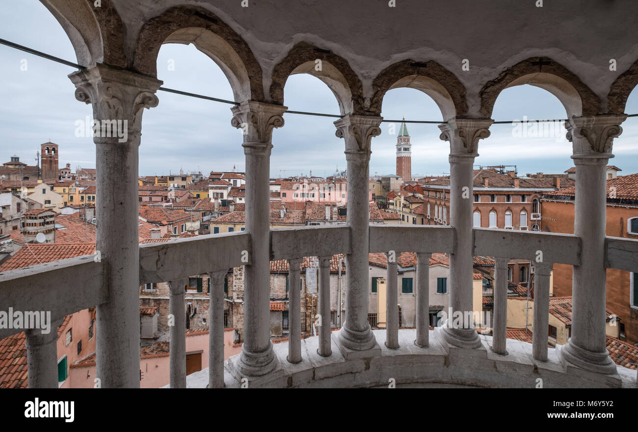 Vue panoramique à partir de l'arcade en haut de l'escalier en spirale au Palazzo Contarini del Bovolo, Venise (Venezia), montrant vue sur les toits de la ville Banque D'Images