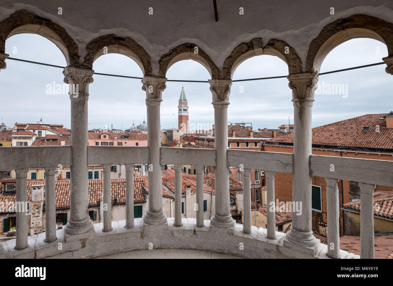 Vue panoramique de et du portique en haut de l'escalier en spirale au Palazzo Contarini del Bovolo, Venise (Venezia), avec vue sur la ville Banque D'Images