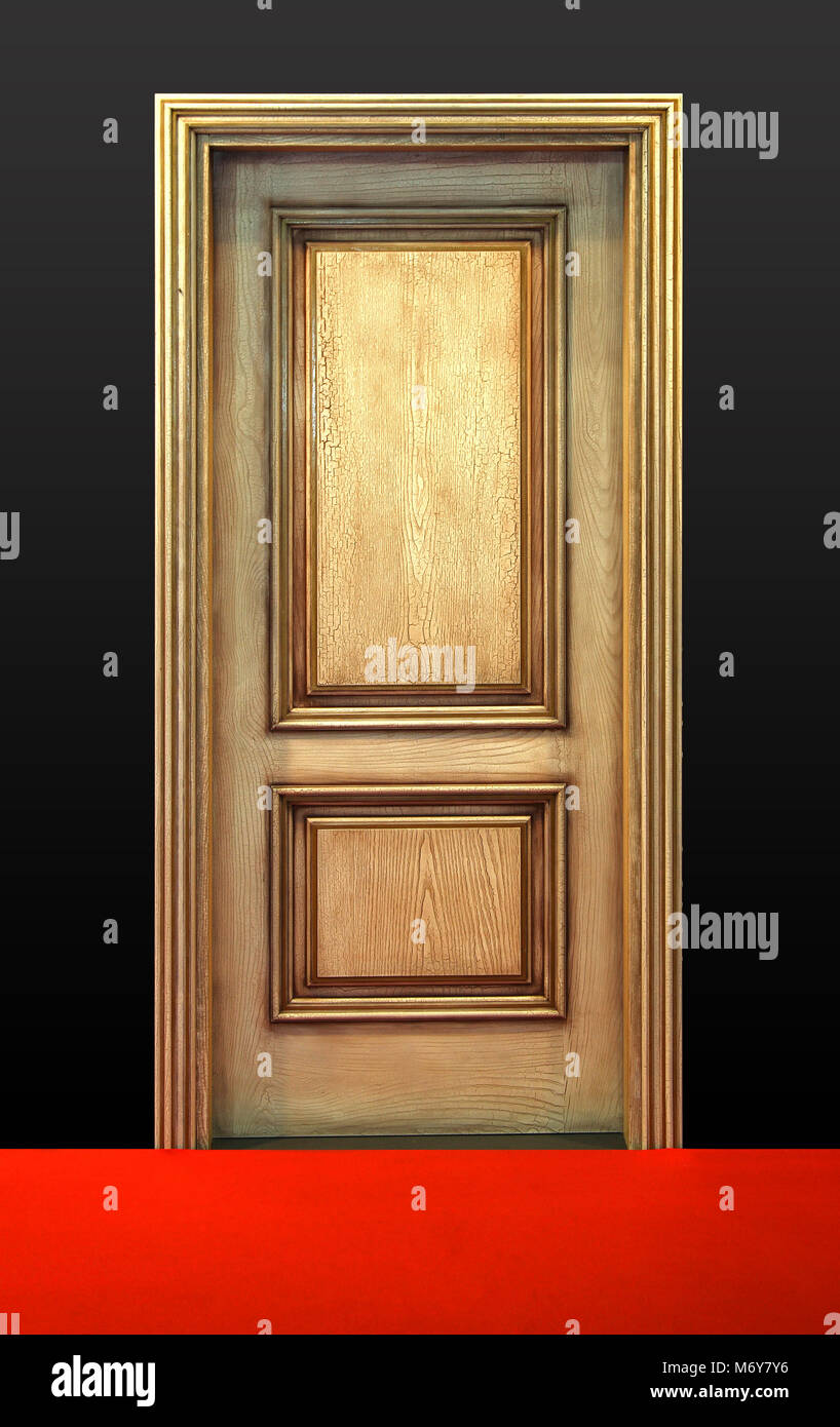 Porte d'entrée fermée en bois rétro avec tapis rouge Banque D'Images