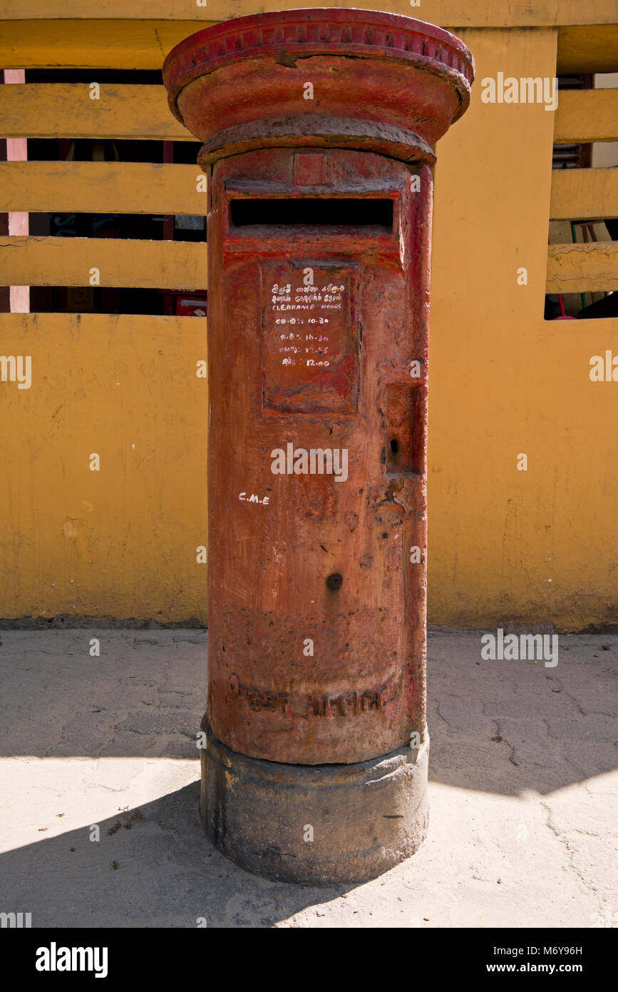 Close up vertical d'un rusty mais fonctionnement britannique rouge pillar box à Colombo, Sri Lanka Banque D'Images