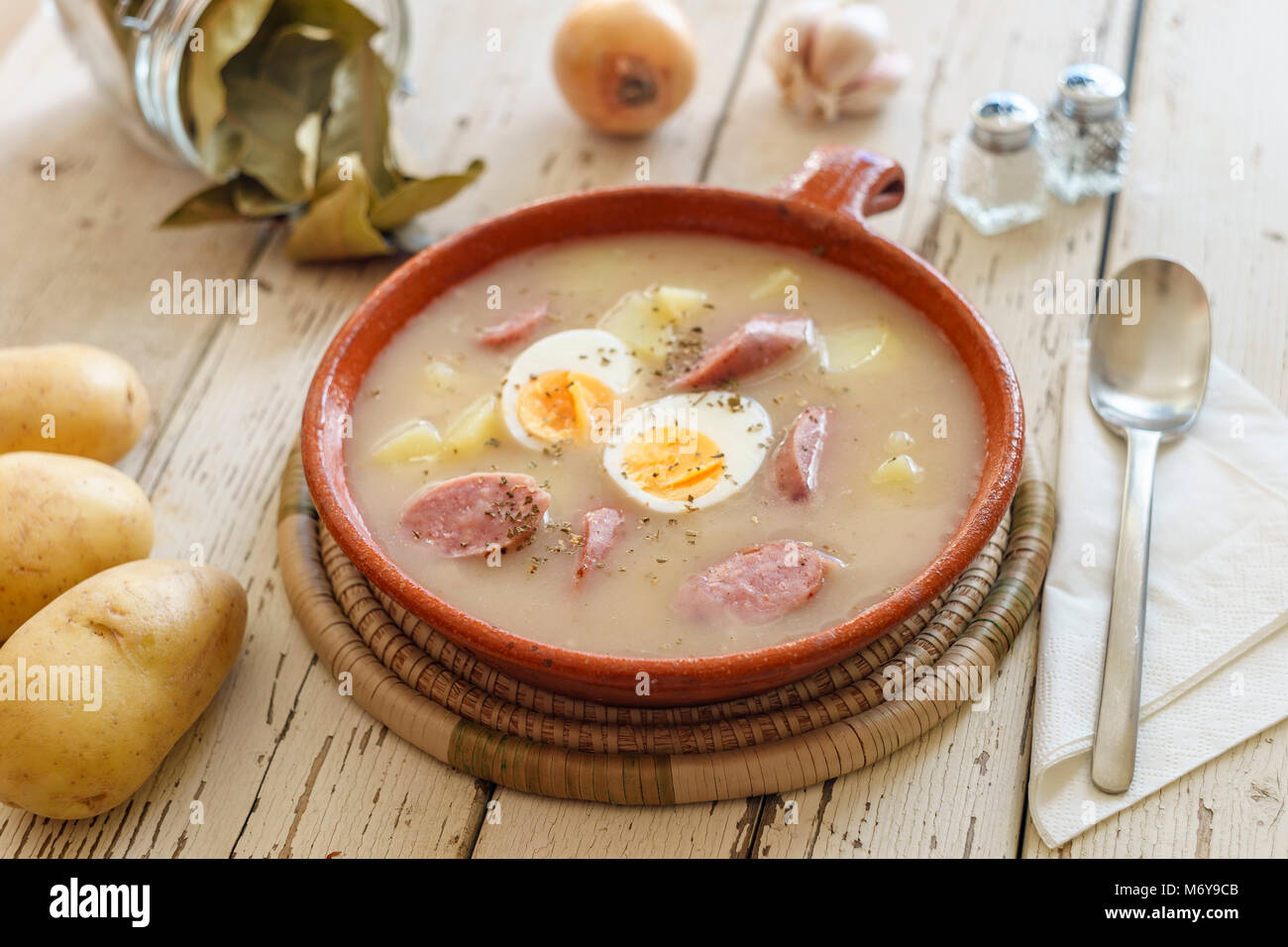 Soupe Zurek polonais traditionnel appelé avec des oeufs et saucisse blanche Banque D'Images