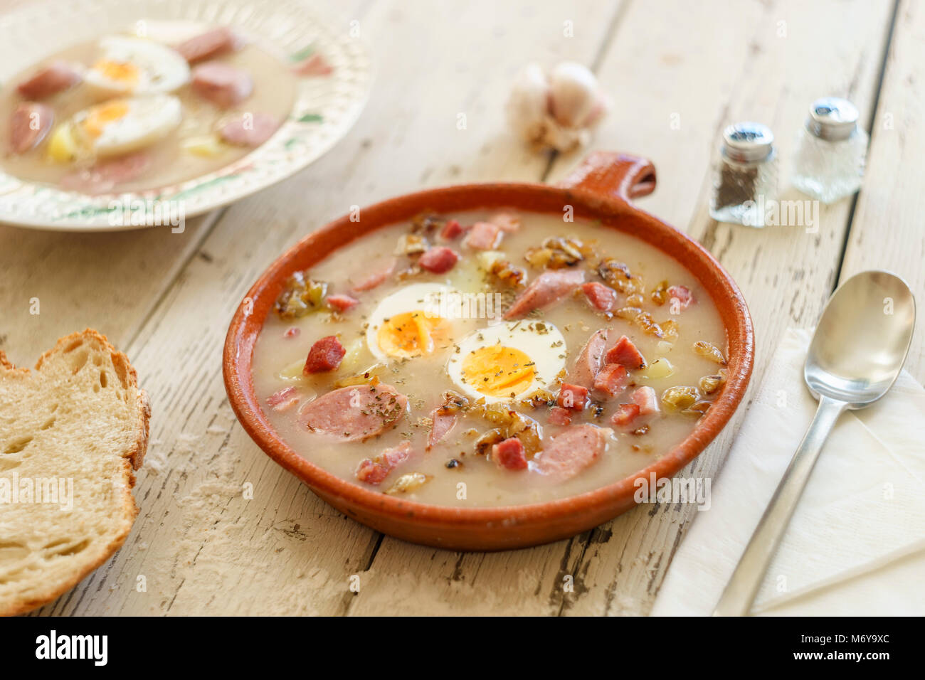 Soupe Zurek polonais traditionnel appelé avec des œufs et des saucisses sur fond de bois Banque D'Images