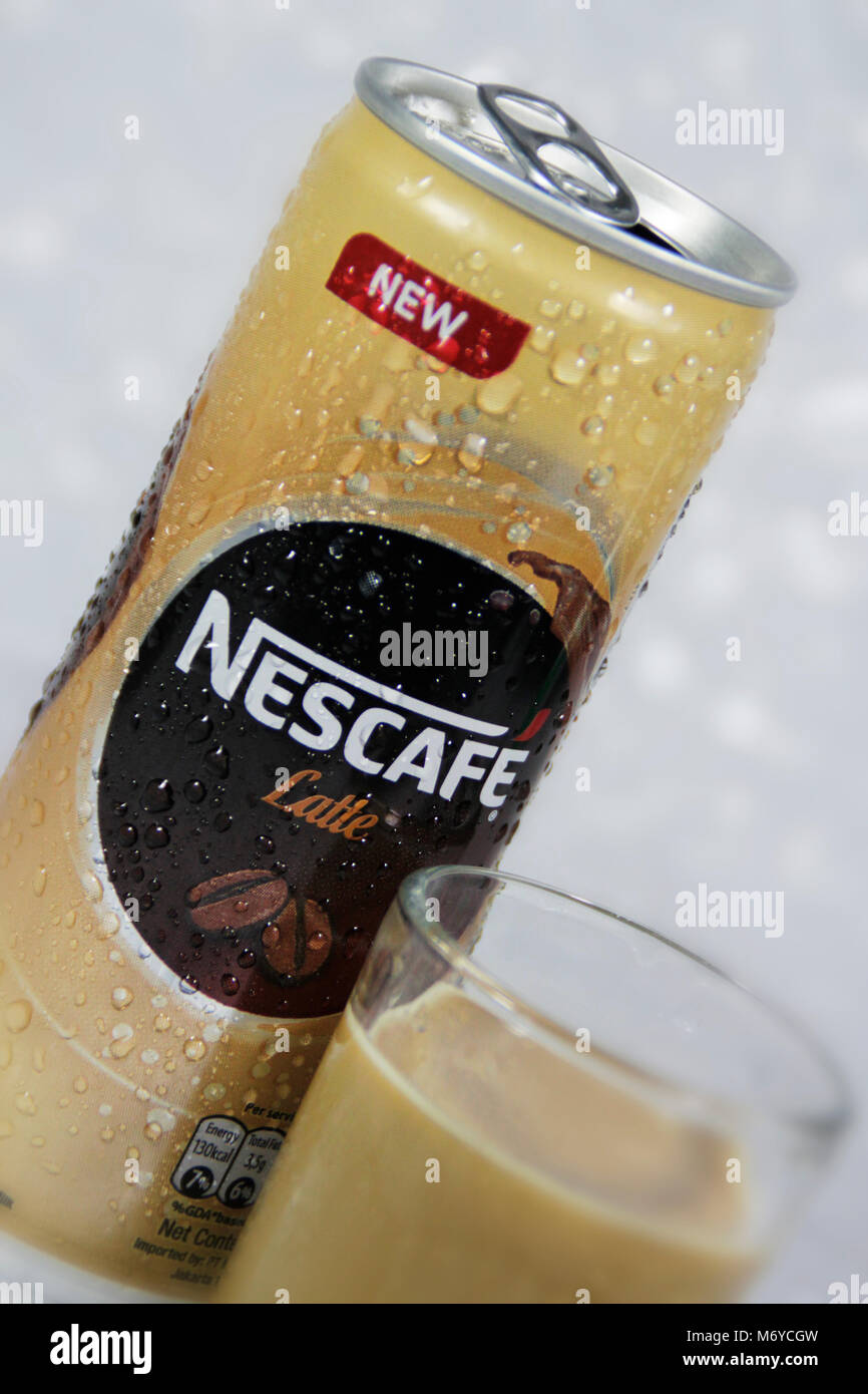 On peut de café Nescafé et un verre Photo Stock - Alamy