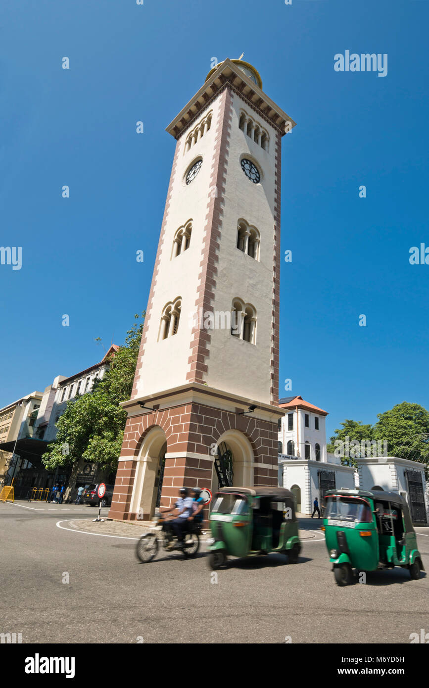 Vue verticale de l'ancien phare de Colombo, maintenant utilisé comme un rond-point, à Colombo, Sri Lanka. Banque D'Images