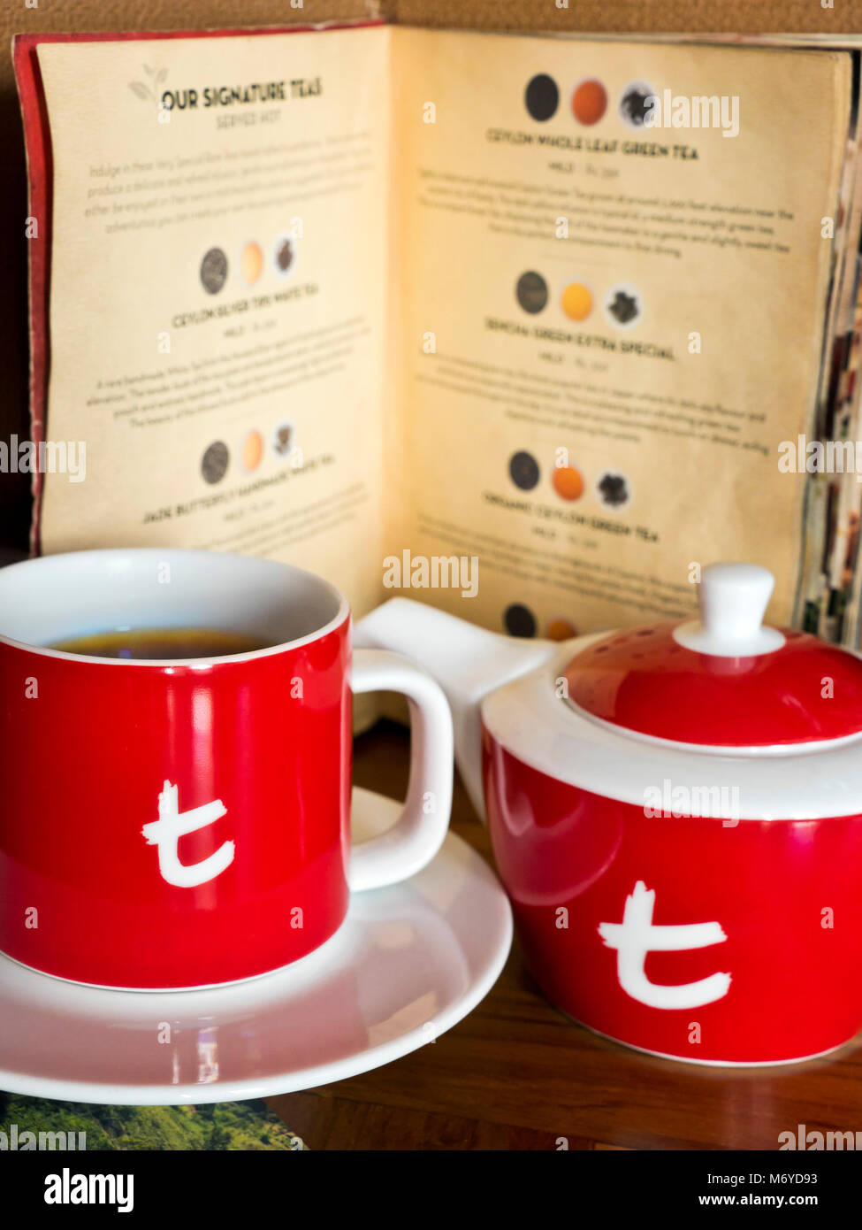 Close up vertical d'une tasse de thé, une théière et un plateau de thé au menu à Colombo, Sri Lanka. Banque D'Images