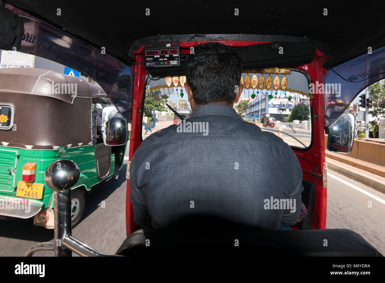 Vue horizontale d'un tuk-tuk driver à Colombo, Sri Lanka. Banque D'Images