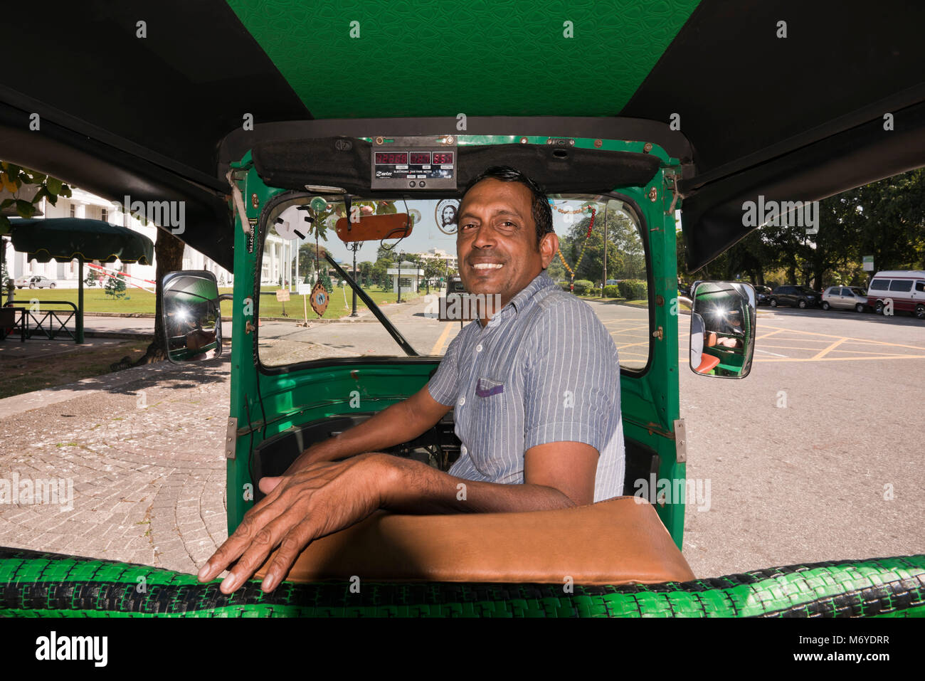 Portrait horizontal d'un tuk-tuk driver à Colombo, Sri Lanka. Banque D'Images